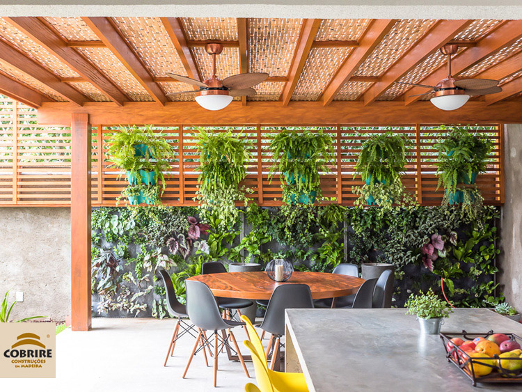 Pergolado de madeira com cobertura e forro de bambu pergolado madeira cobertura coberto forro teto esteira trelica bambu bamboo preco modelos valinhos pergola caramanchão gourmet