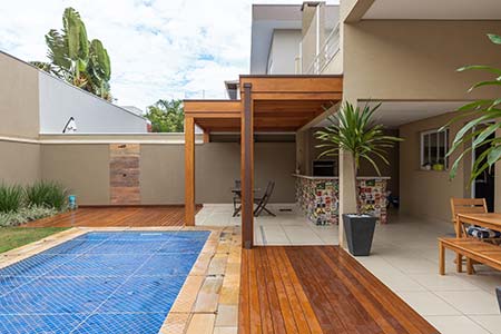 Nivelar o piso com deck deck de madeira na piscina